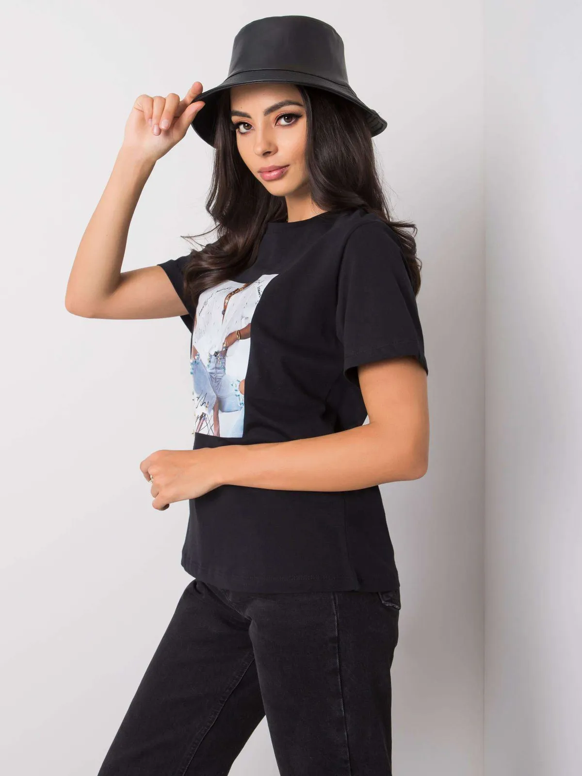Czarny t-shirt z printem i aplikacją - zdjęcie 4