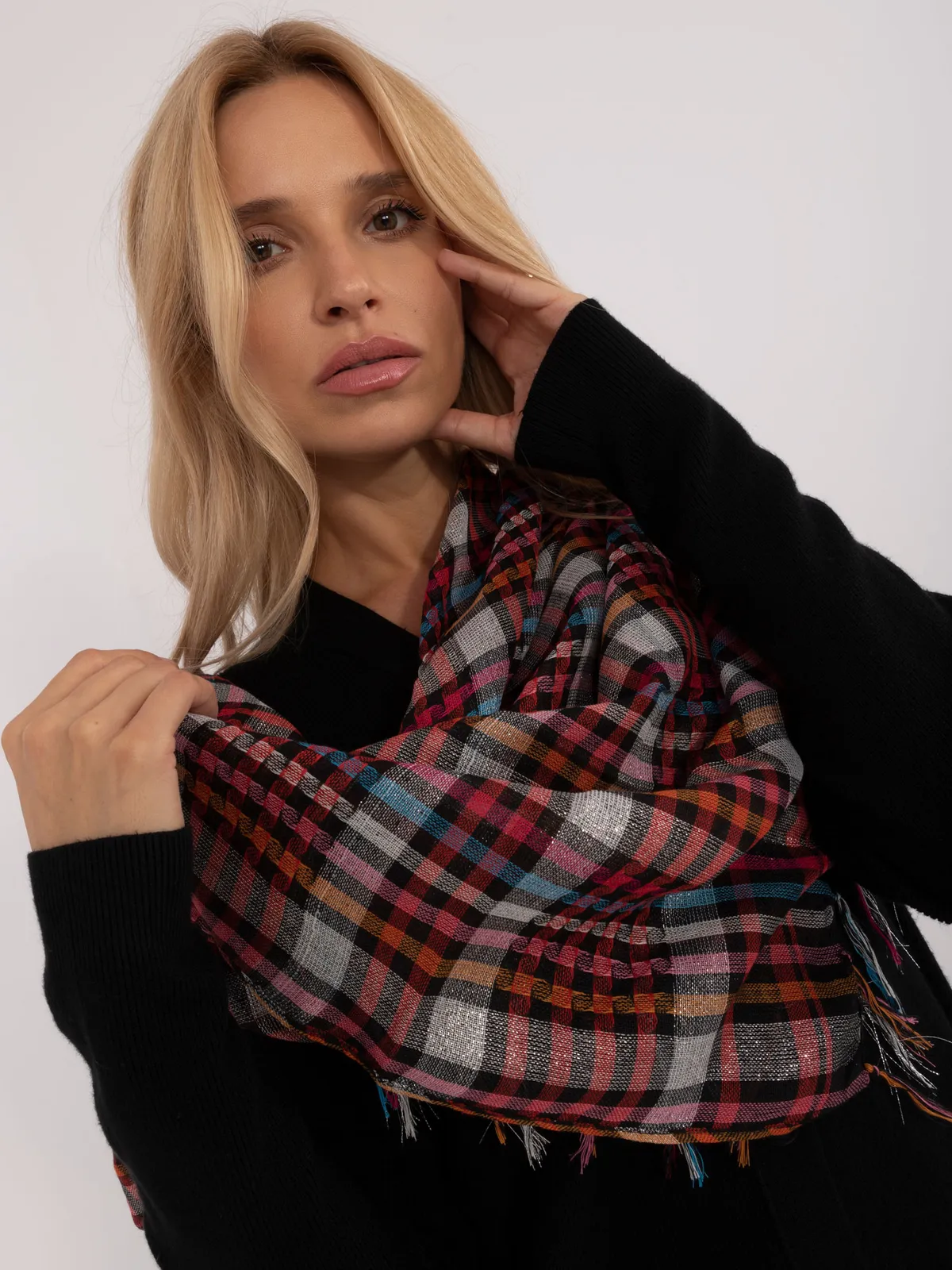 Klasyczna chusta w kratę z frędzlami - zdjęcie 1