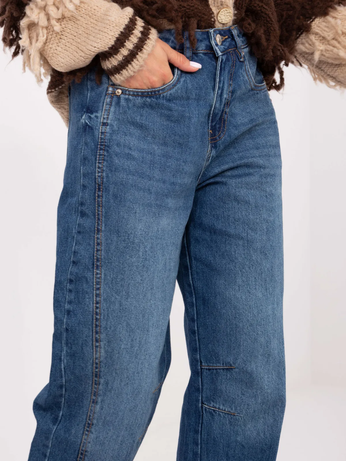 Luźne jeansy typu slouchy z wysokim stanem - zdjęcie 1