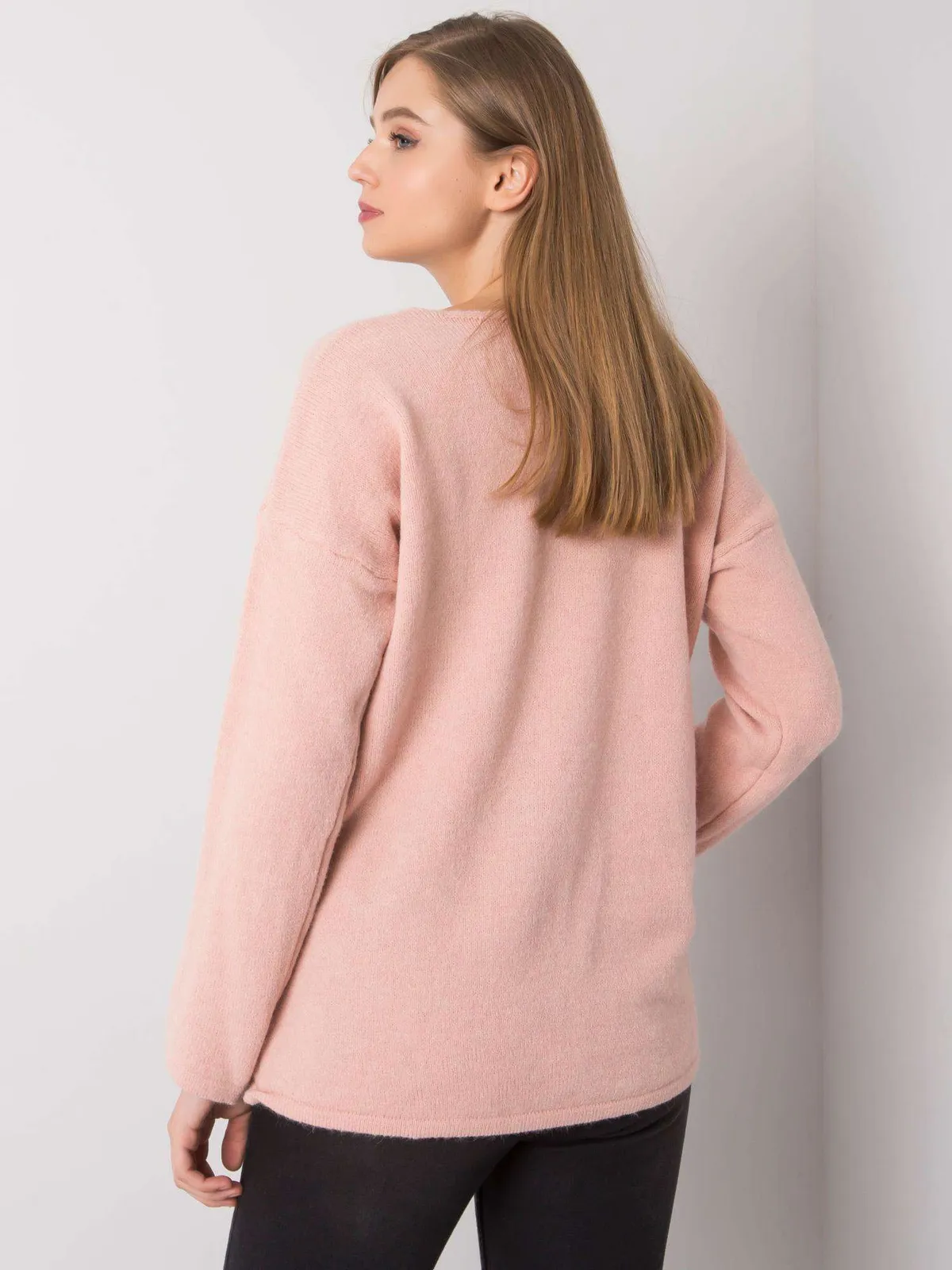 Jasnoróżowy sweter oversize - zdjęcie 4