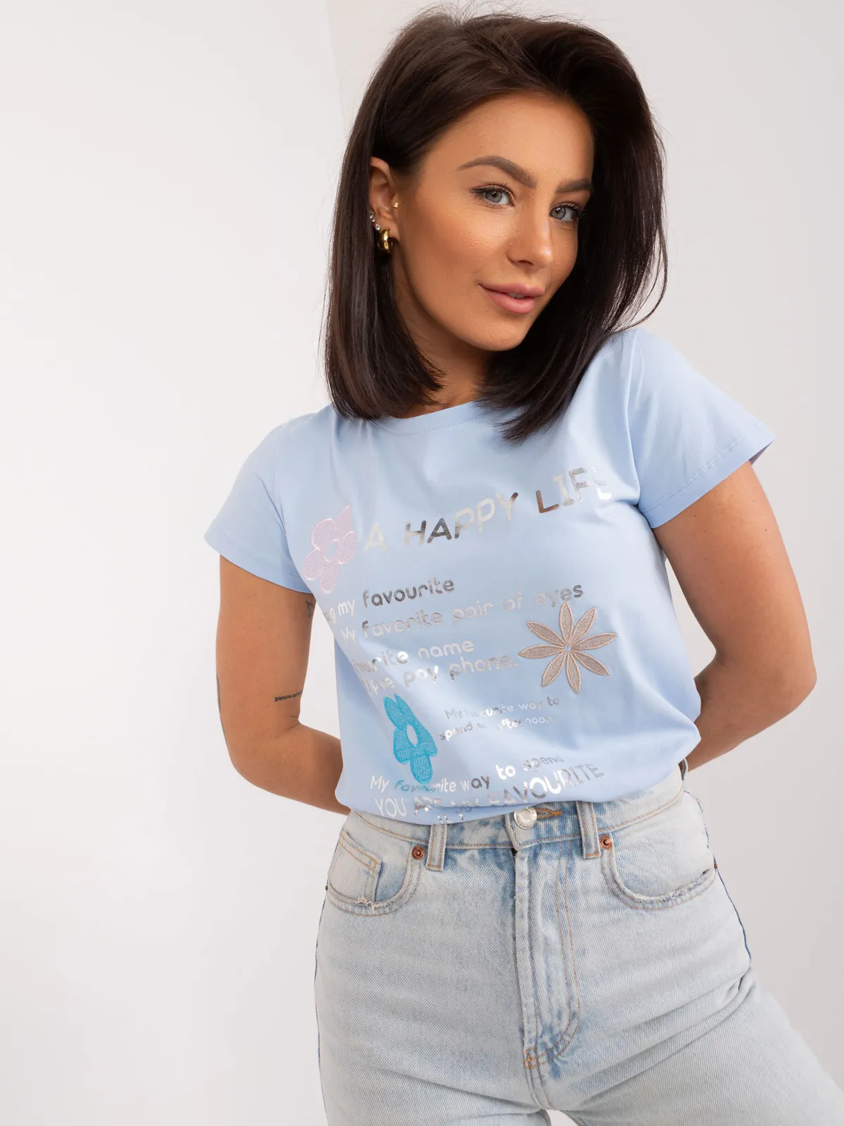 Casualowy t-shirt z ozdobnym nadrukiem i aplikacjami - zdjęcie 1