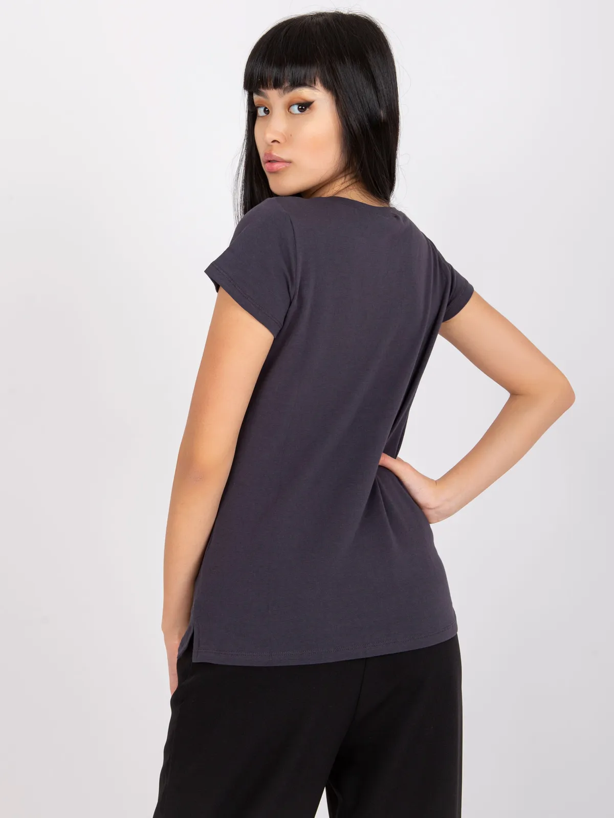 T-shirt w serek grafitowy - zdjęcie 3