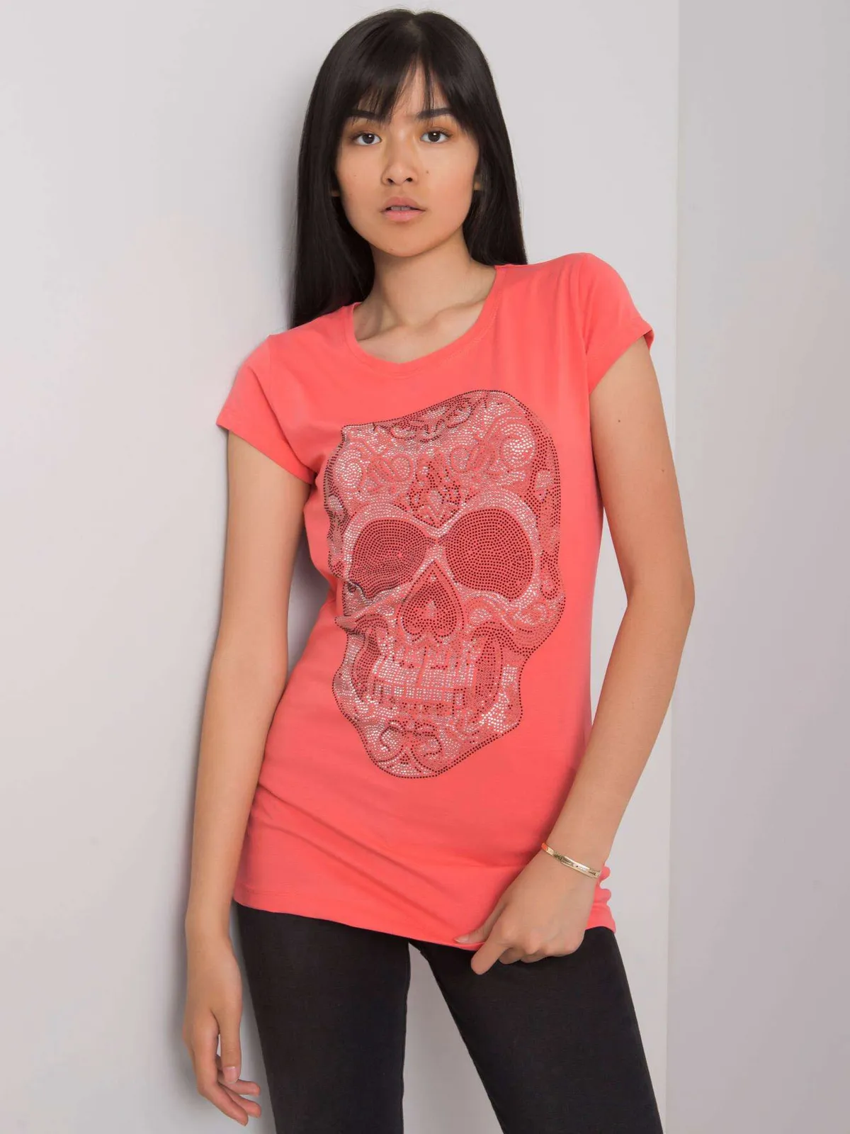 Jasnoróżowy t-shirt damski z czaszką - zdjęcie 2