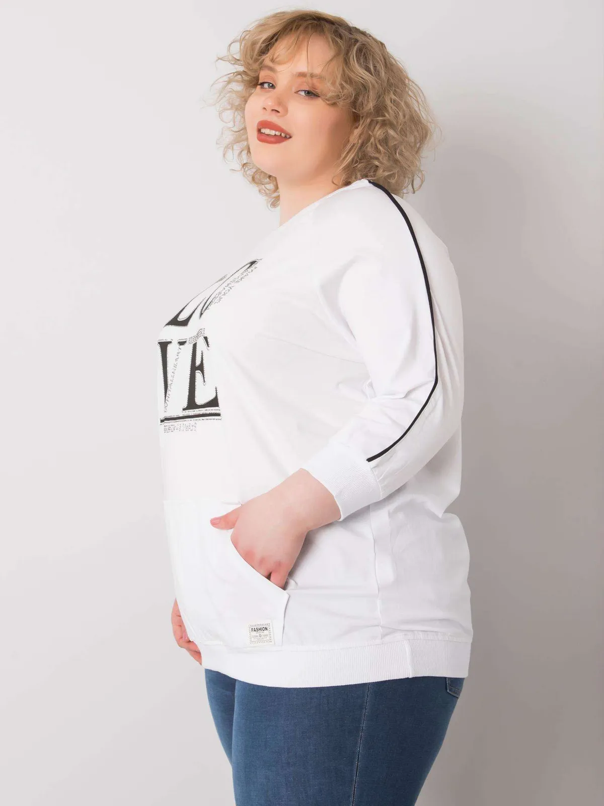Biała bluzka plus size z kieszenią i aplikacjami - zdjęcie 2