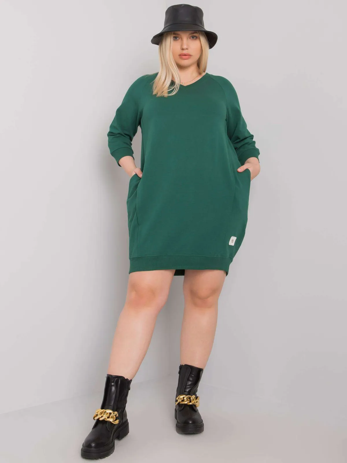 Ecru sukienka plus size z kieszeniami - zdjęcie 2
