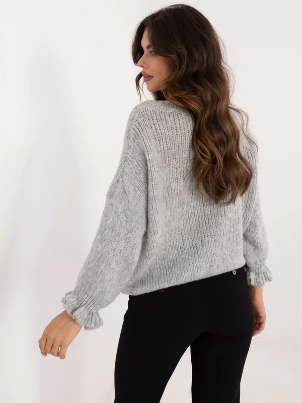 Sweter o kroju oversize z ozdobnymi falbanami przy rękawach