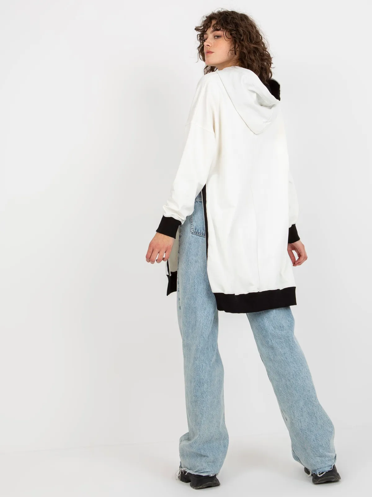 Ecru długa bluza oversize z napisem i kapturem - zdjęcie 3