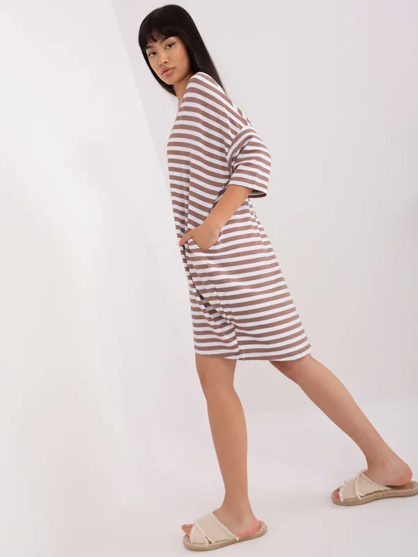 Jasnobrązowo-biała sukienka dresowa z kieszeniami