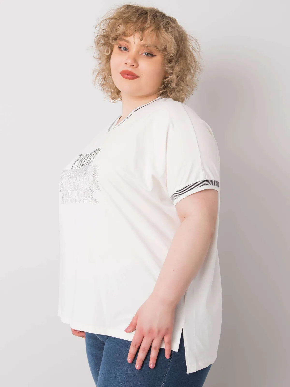 Biała damska bluzka plus size z aplikacją - zdjęcie 1