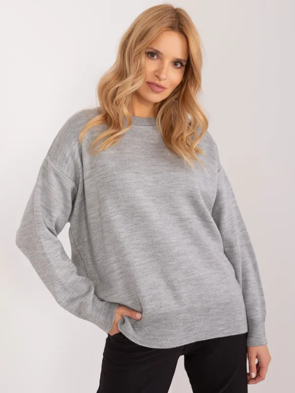 Luźny sweter oversize o klasycznym kroju
