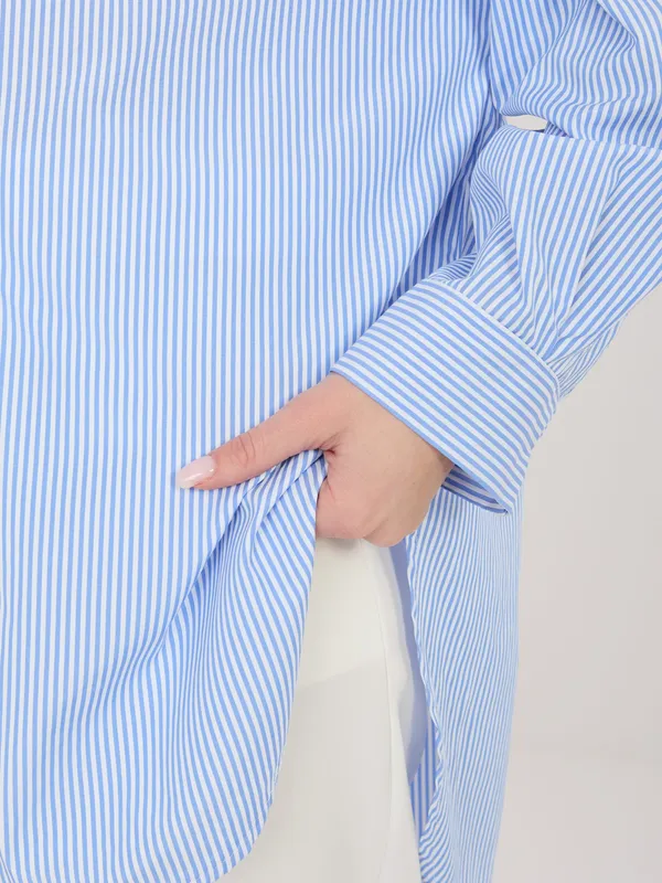 Koszula oversize o wydłużonym kroju z rozcięciami