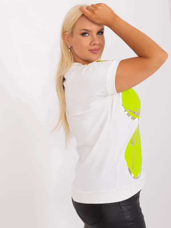 Ecru-czerwona bluzka plus size z dekoltem V - widok 2