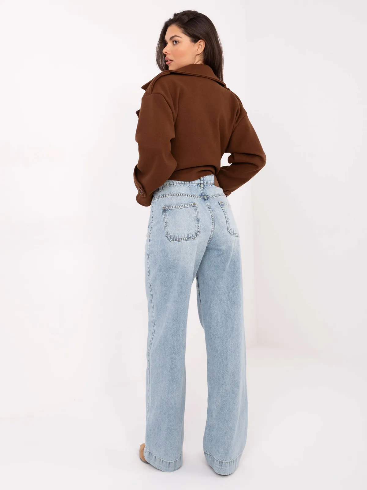 Spodnie jeansowe o kroju wide leg z kieszeniami - zdjęcie 5