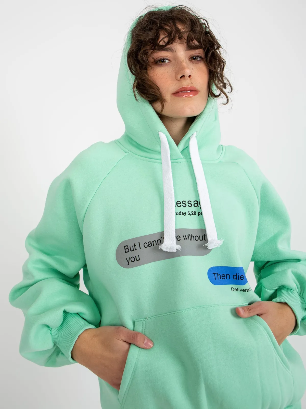 Jasnoróżowa dresowa bluza z nadrukiem oversize - zdjęcie 6