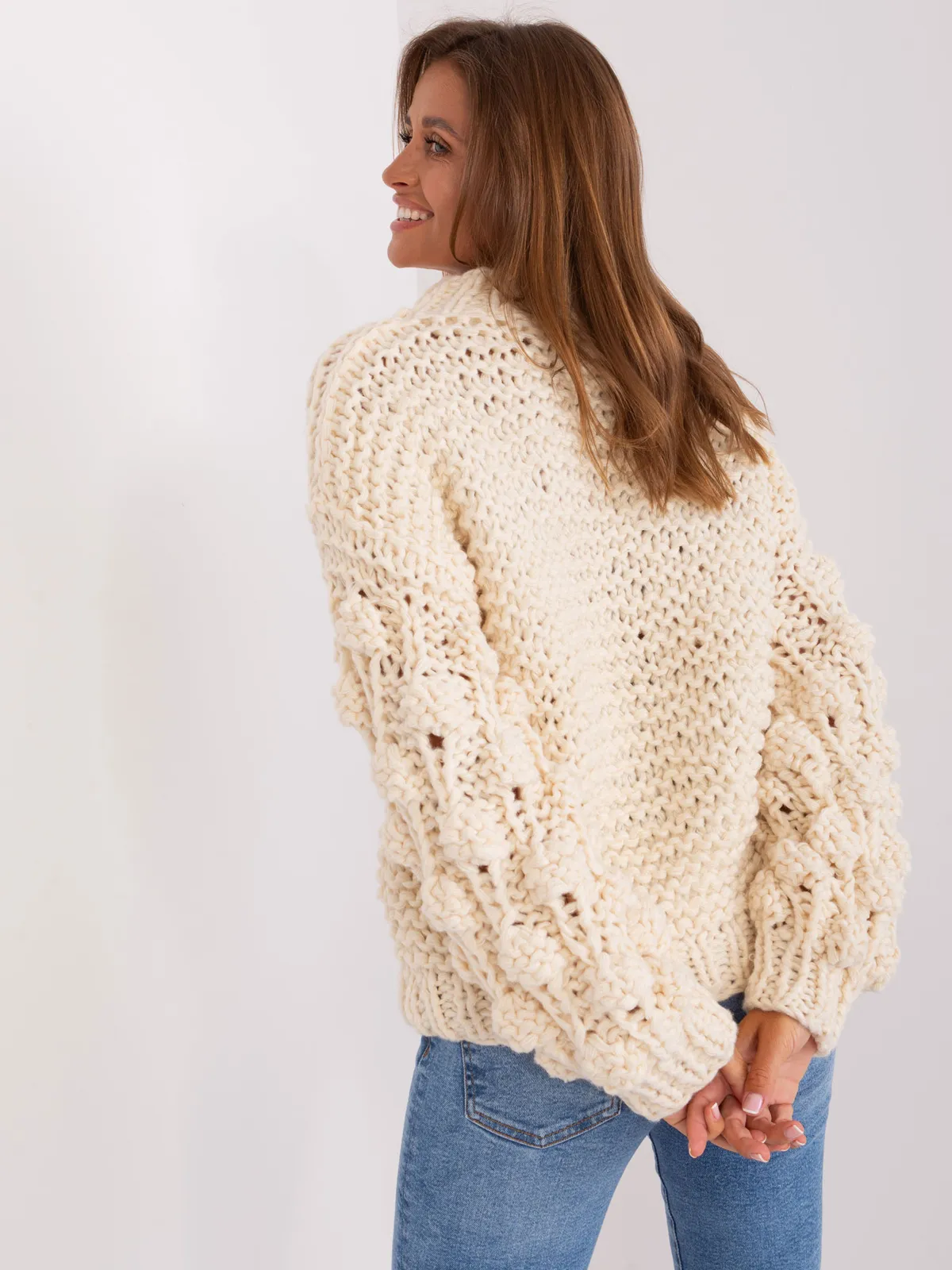 Fioletowy sweter oversize z bufiastym rękawem - zdjęcie 5