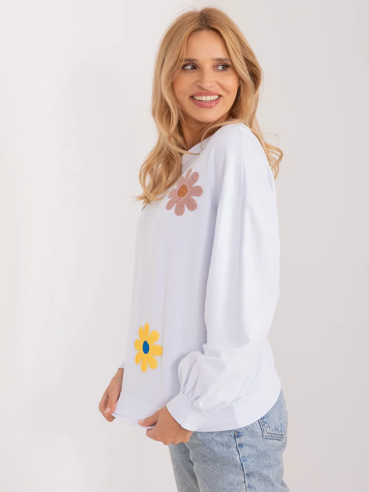 Casualowa bluza oversize z aplikacjami w kwiaty - zdjęcie 1