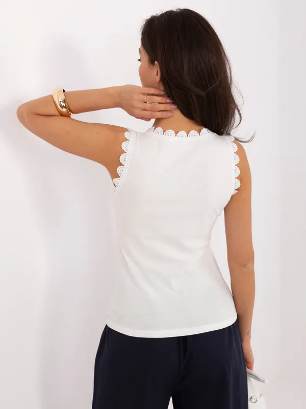 Damski top z ozdobnym wykończeniem przy dekolcie