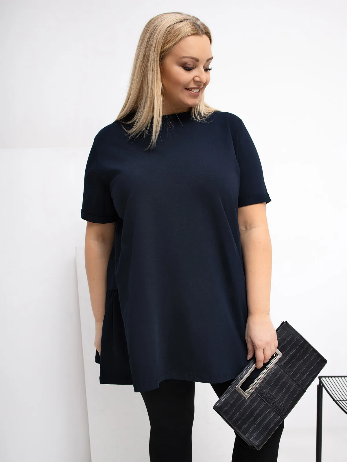 Khaki długa bluzka plus size basic z falbaną - zdjęcie 2
