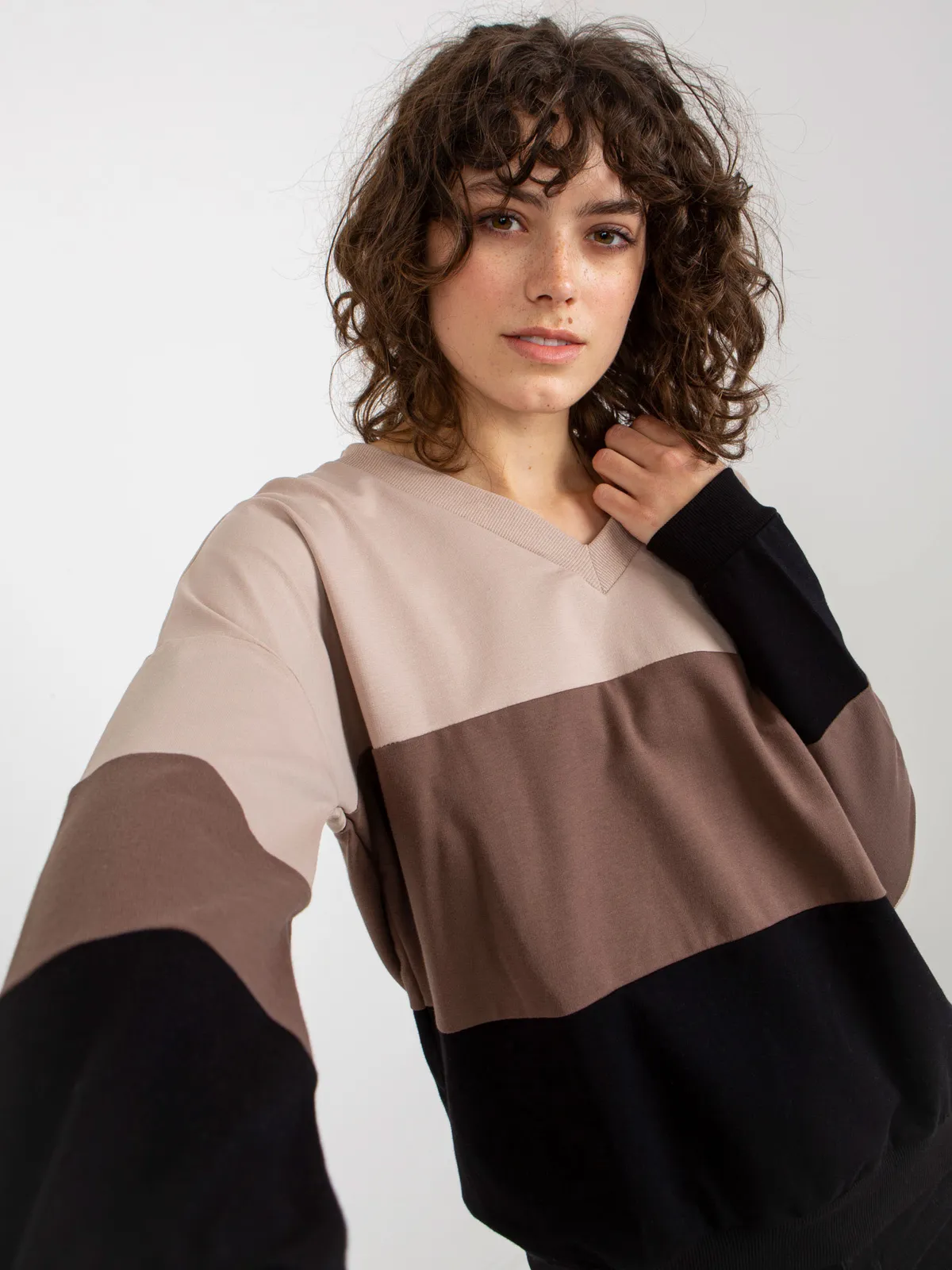 Beżowo-czarna bluza basic z dekoltem w serek RUE PARIS - zdjęcie 5