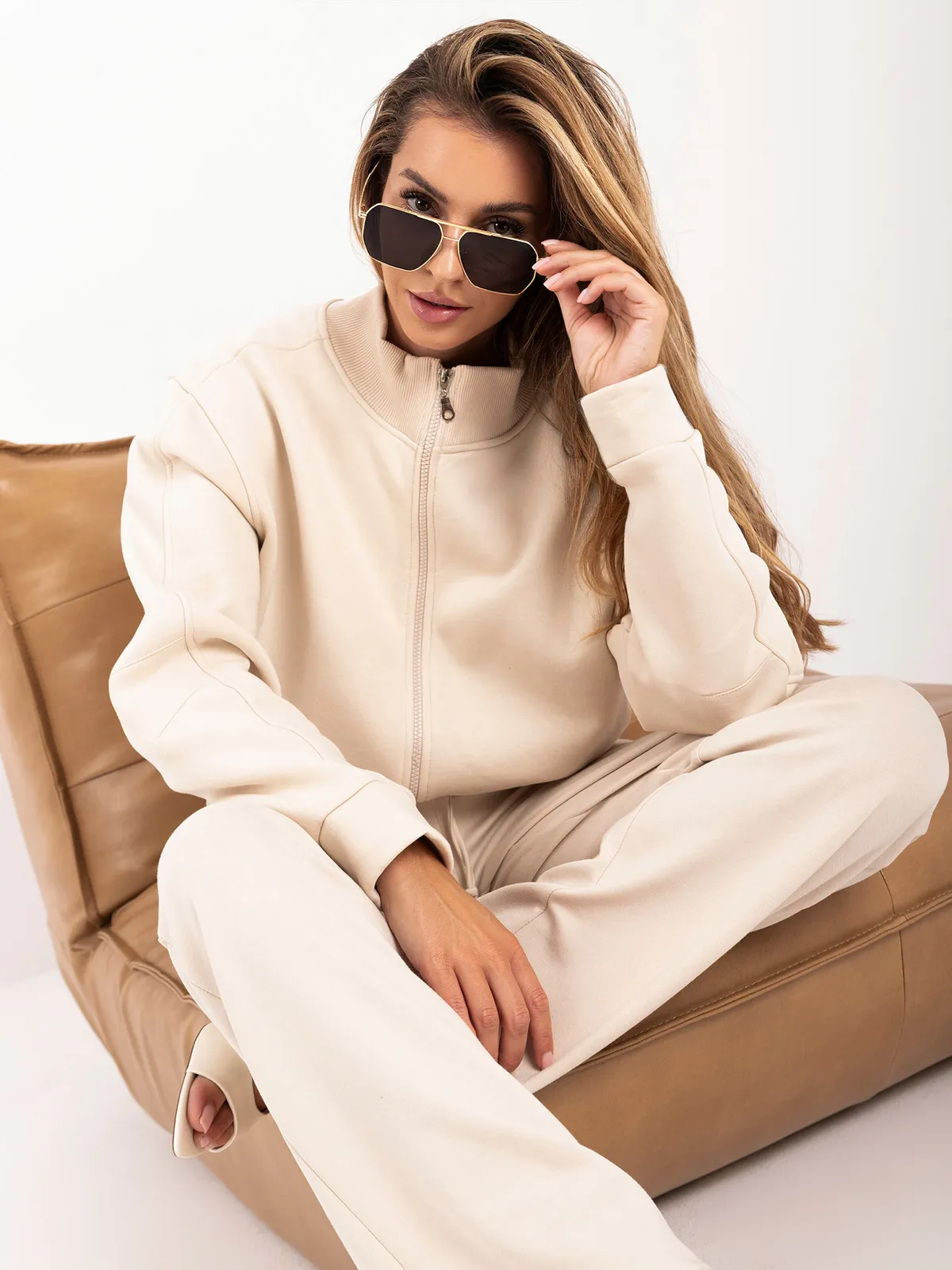 Krótka bluza oversize z wysokim kołnierzem - zdjęcie 3
