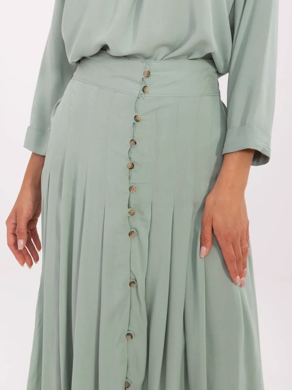 Rozkloszowana spódnica midi z ozdobnymi guzikami - zdjęcie 1