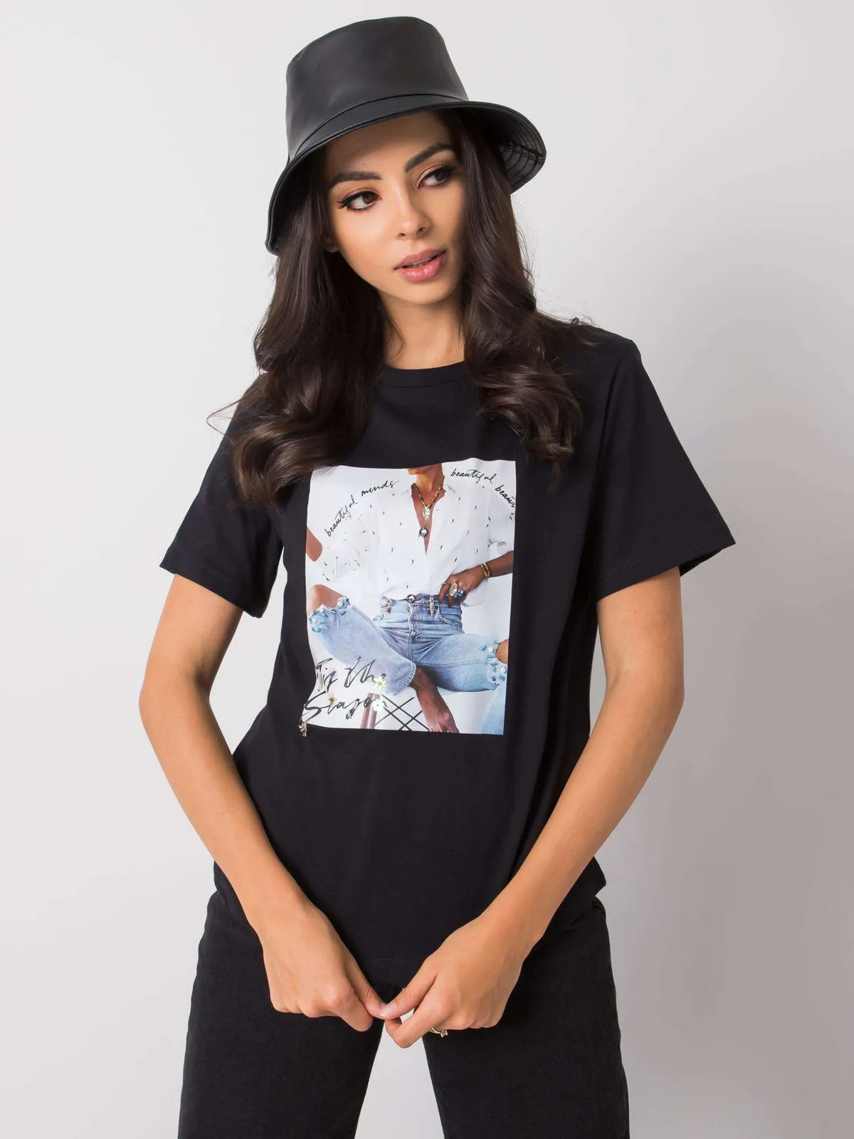 Czarny t-shirt z printem i aplikacją - zdjęcie 3