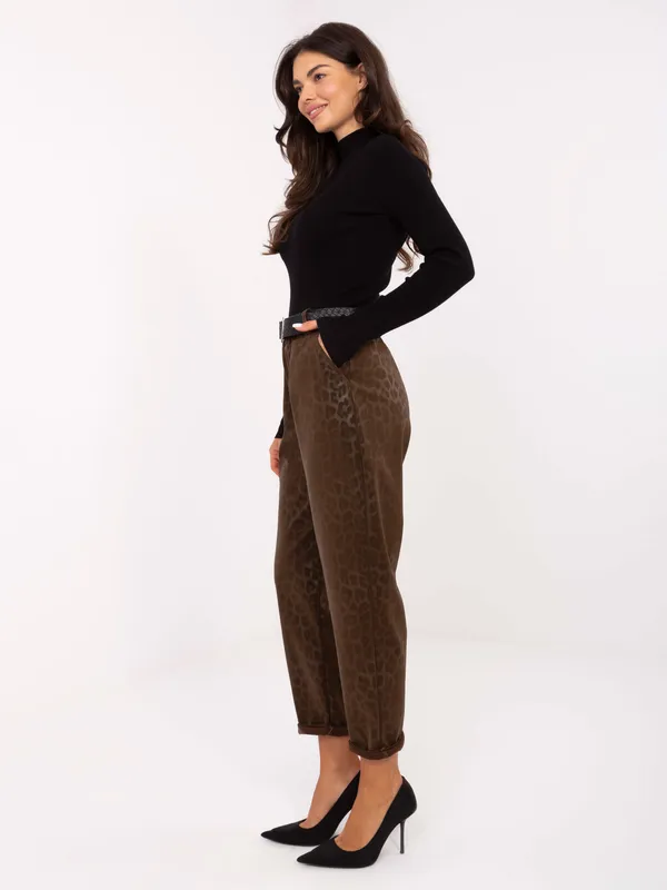 Wizytowe spodnie z paskiem o kroju relaxed - widok 2