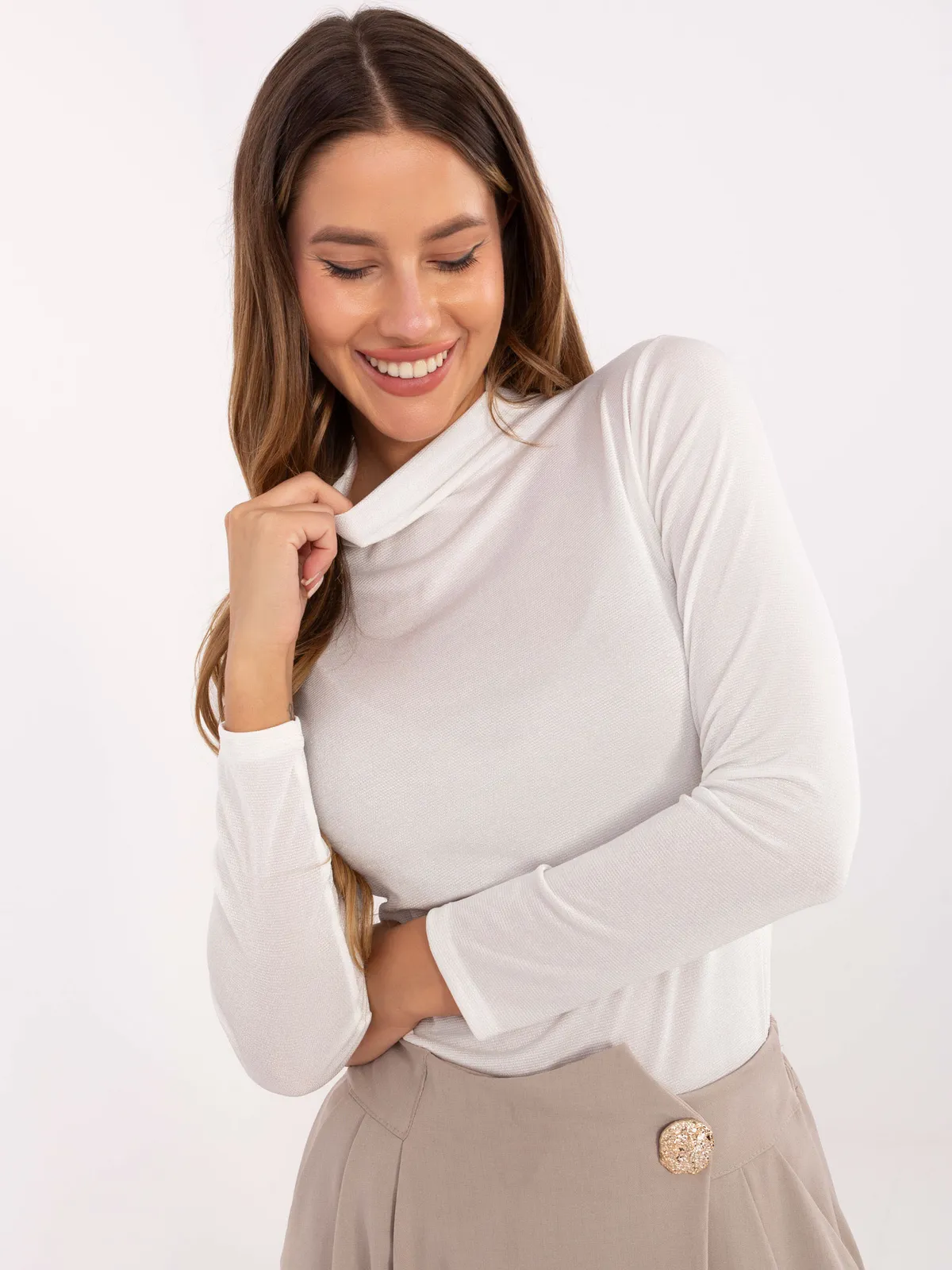 Dopasowana bluzka z półgolfem w minimalistycznym wydaniu - zdjęcie 1