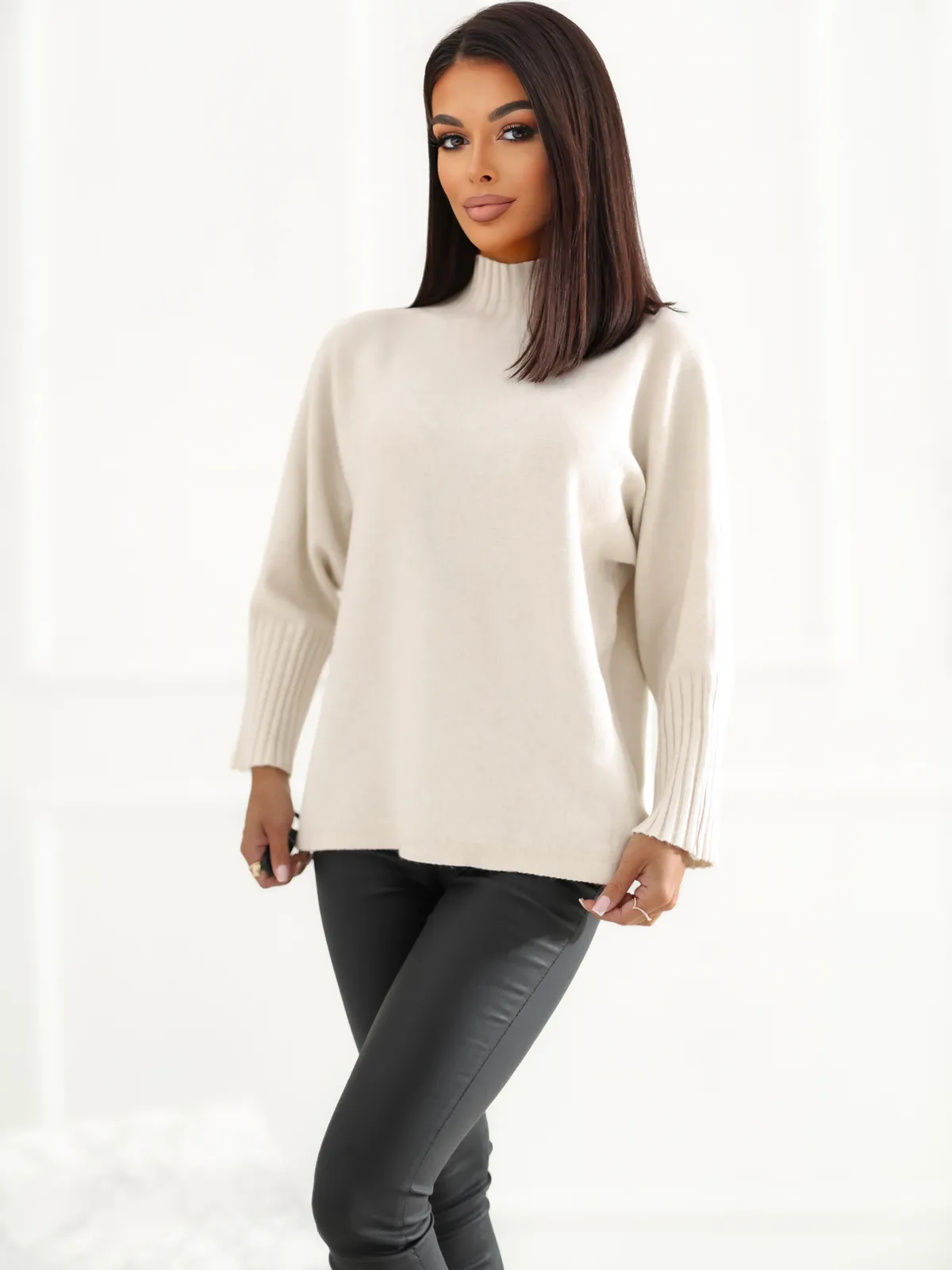 Sweter oversize z wysokim kołnierzem i ściągaczami - zdjęcie 4