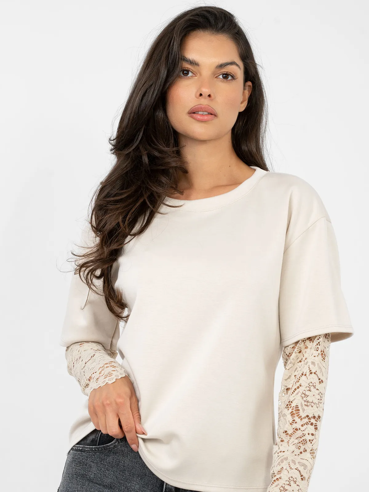 Casualowa bluzka z koronkowymi rękawami w stylu oversize - zdjęcie 1