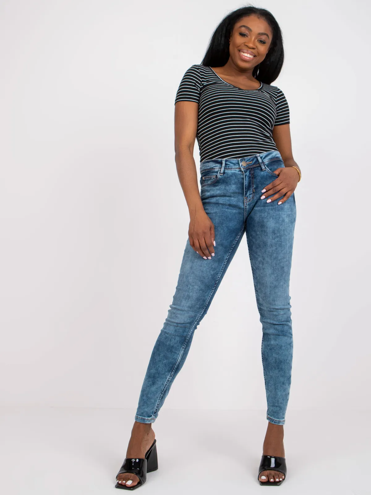 Dopasowane spodnie skinny o kroju regular waist - zdjęcie 4