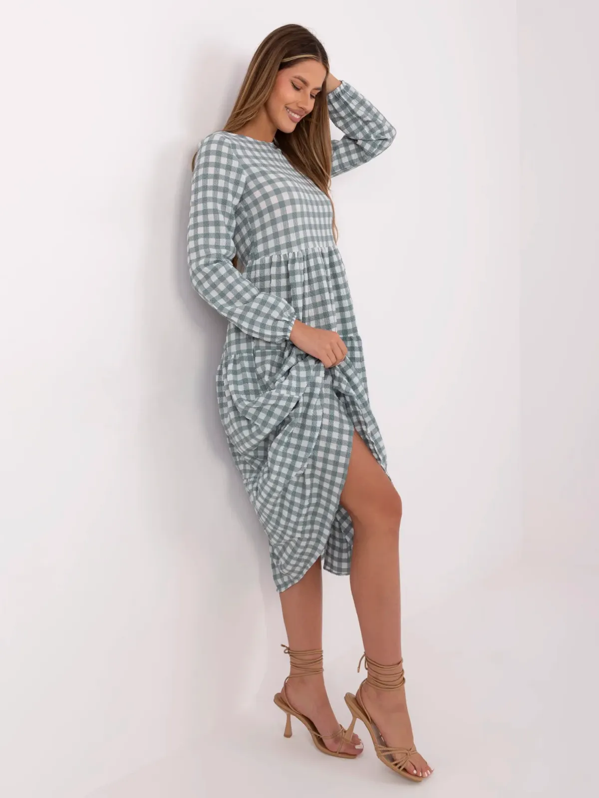 Sukienka midi o kroju oversize z falbanami - zdjęcie 1