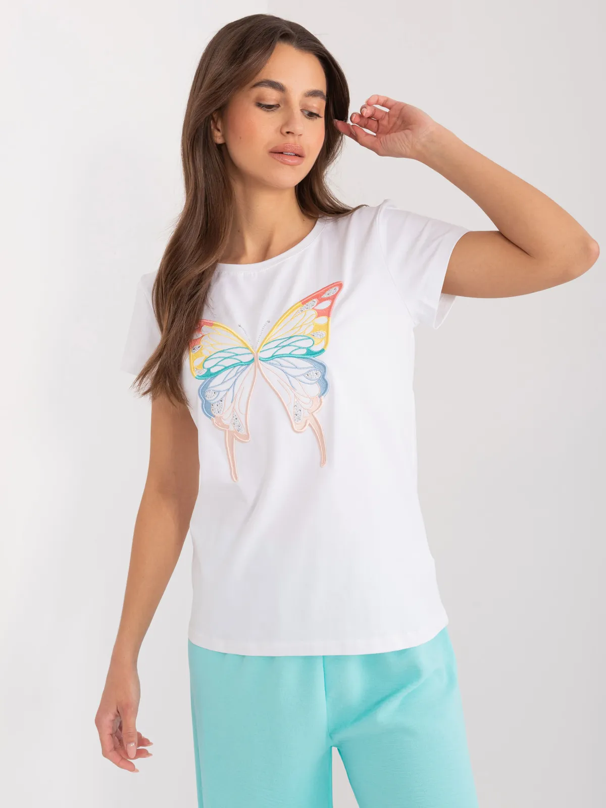 Casualowy T-shirt z ozdobnym haftowanym motylem - zdjęcie 1