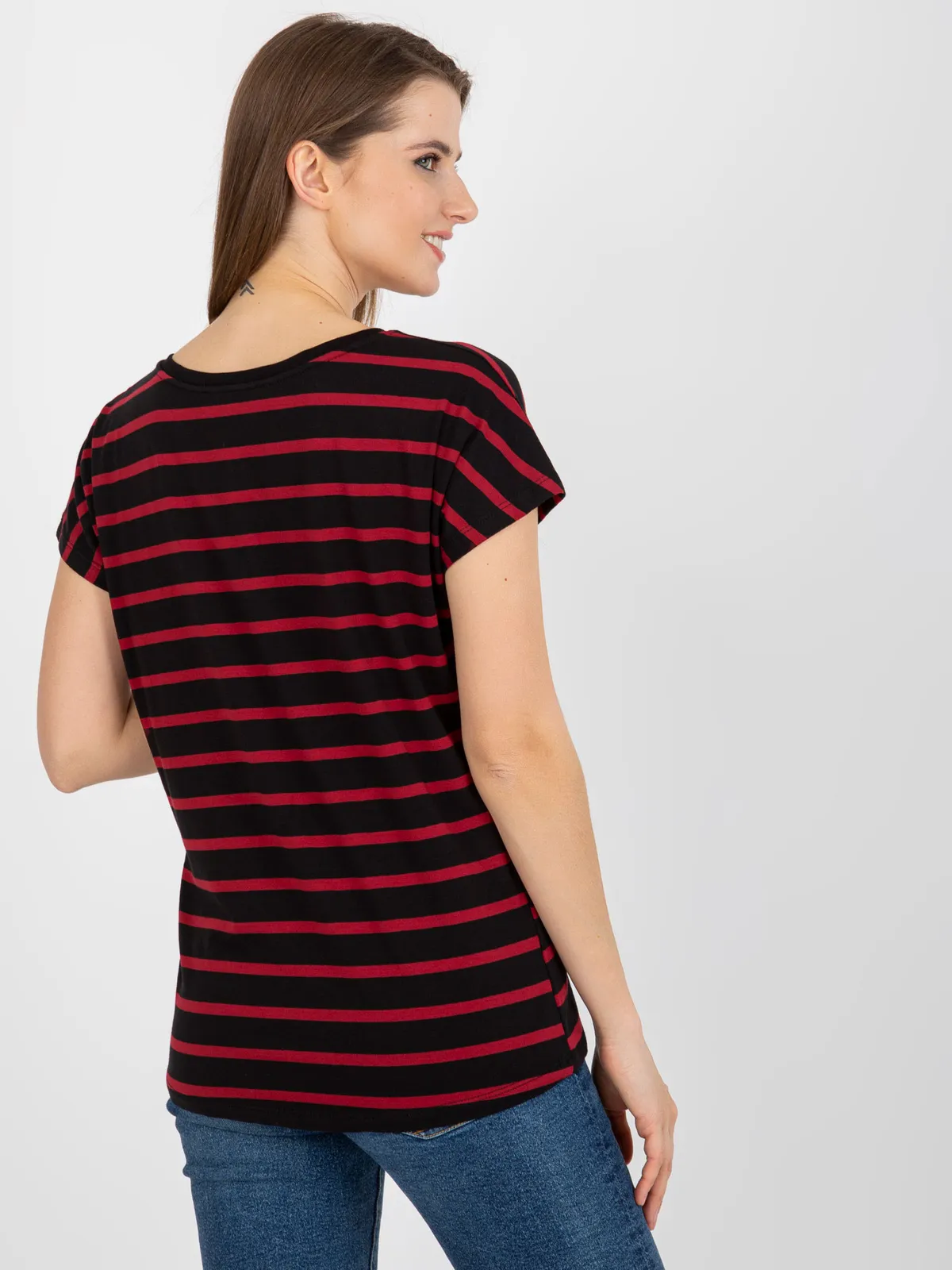 Czarno-czerwony damski t-shirt basic w paski z bawełny - zdjęcie 2