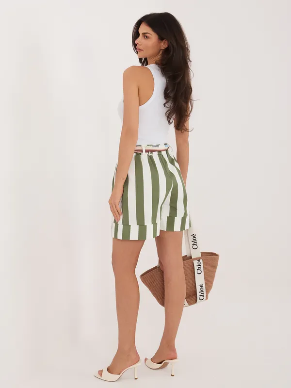 Szorty w paski z dekoracyjną apaszką w talii