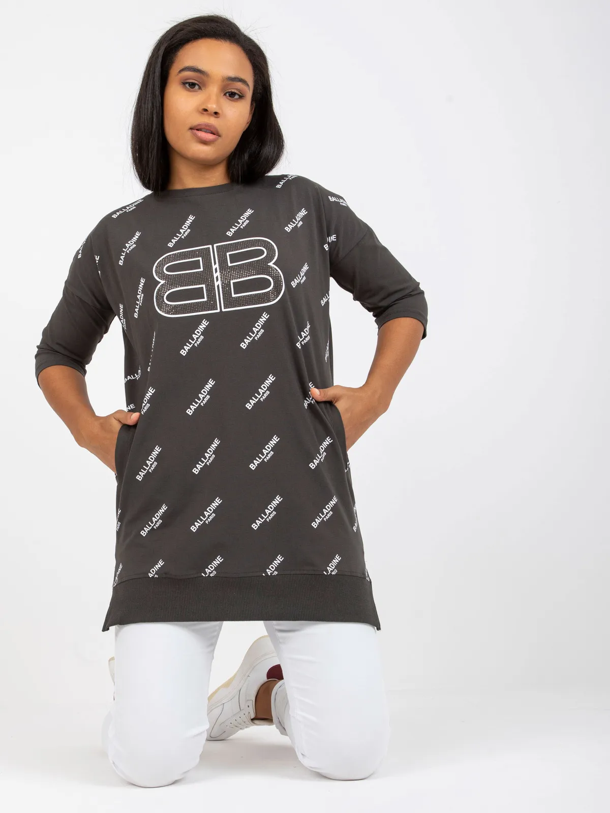 Wydłużona bluzka o kroju oversize z nadrukiem - zdjęcie 1