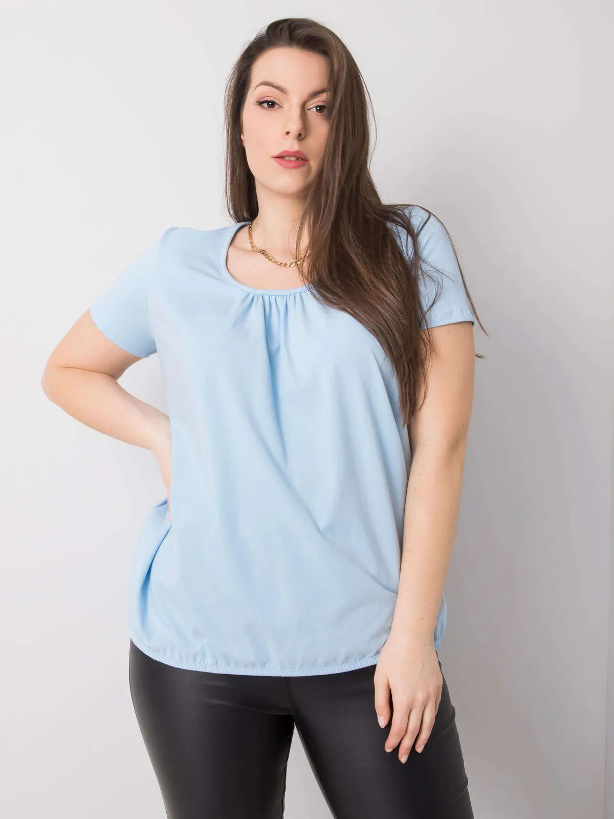 Jasnoniebieska bawełniana bluzka plus size - zdjęcie 4