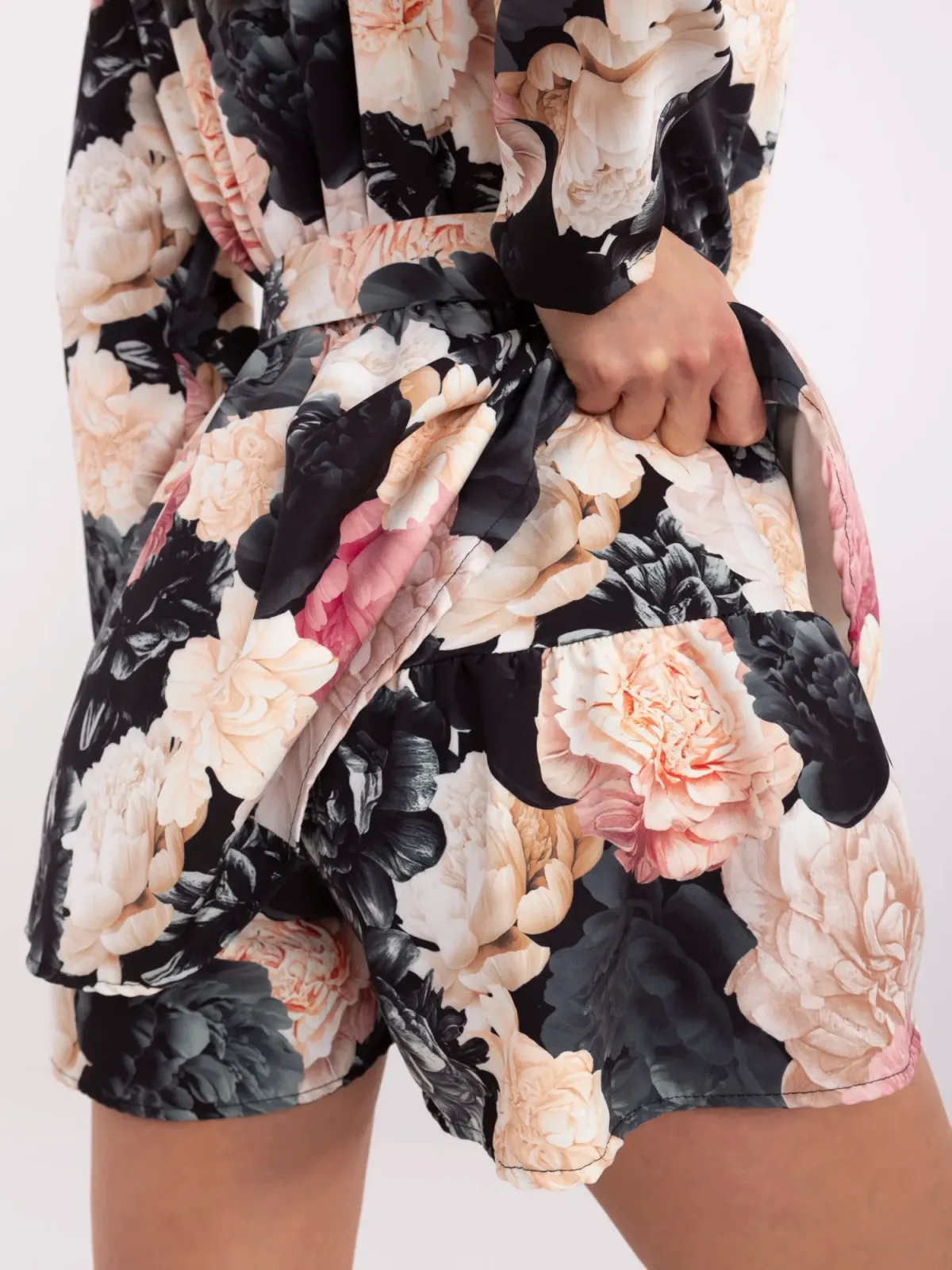 Kombinezon z paskiem i falbanami na ramionach - zdjęcie 1