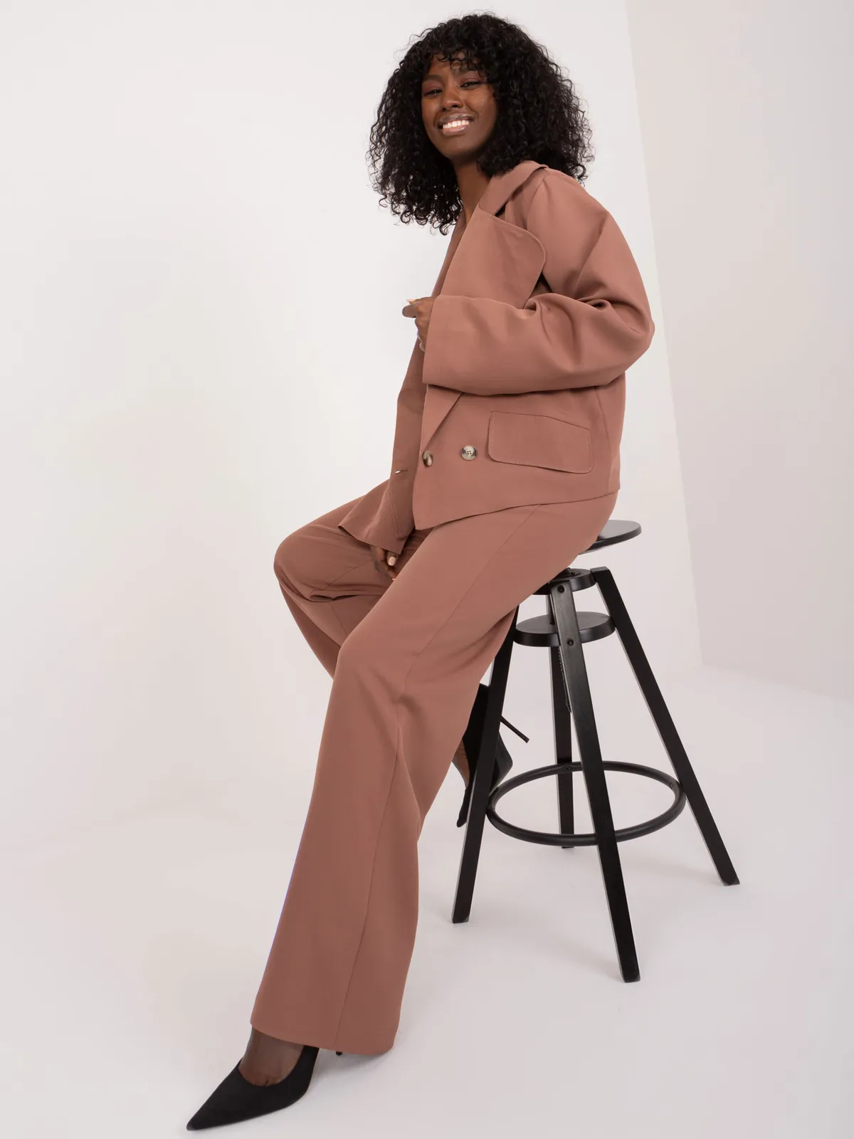 Krótka dwurzędowa marynarka o kroju oversize - zdjęcie 1