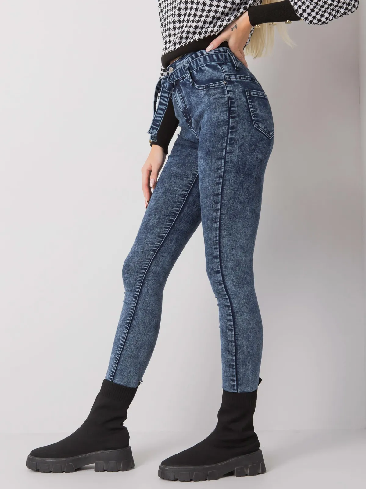 Niebieskie jeansy slim fit z paskiem - zdjęcie 3