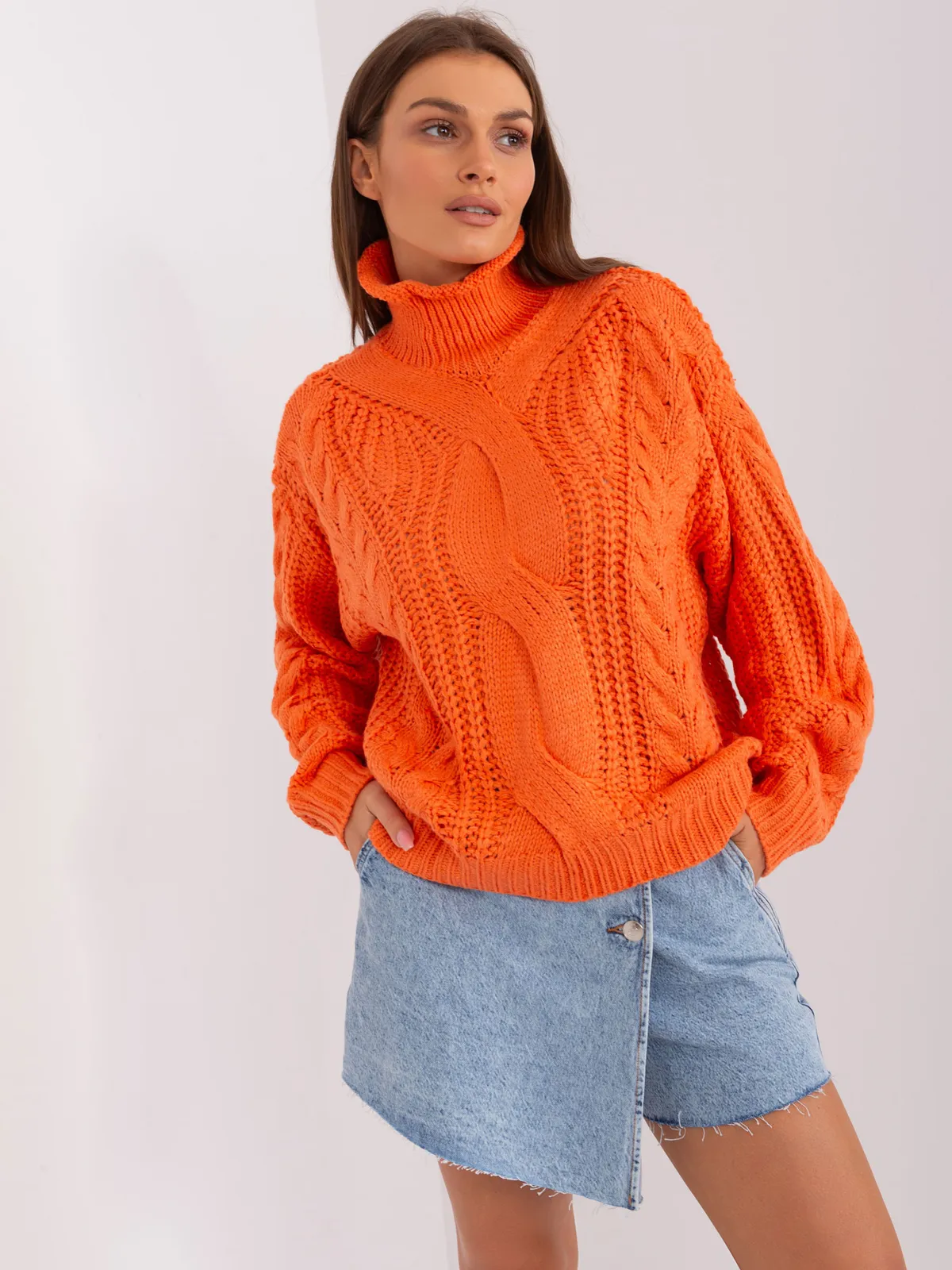Ecru damski sweter oversize z warkoczami - zdjęcie 4
