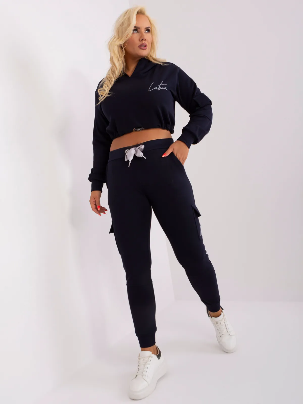 Czarny komplet plus size ze spodniami cargo - zdjęcie 4