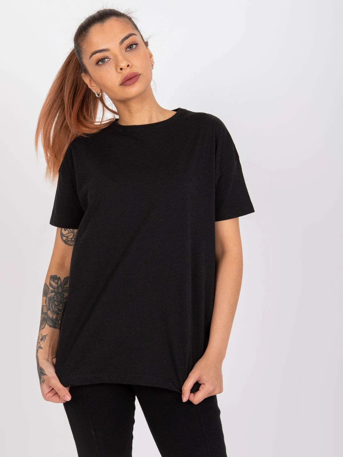 Klasyczny T-shirt o luźnym kroju typu basic - zdjęcie 1