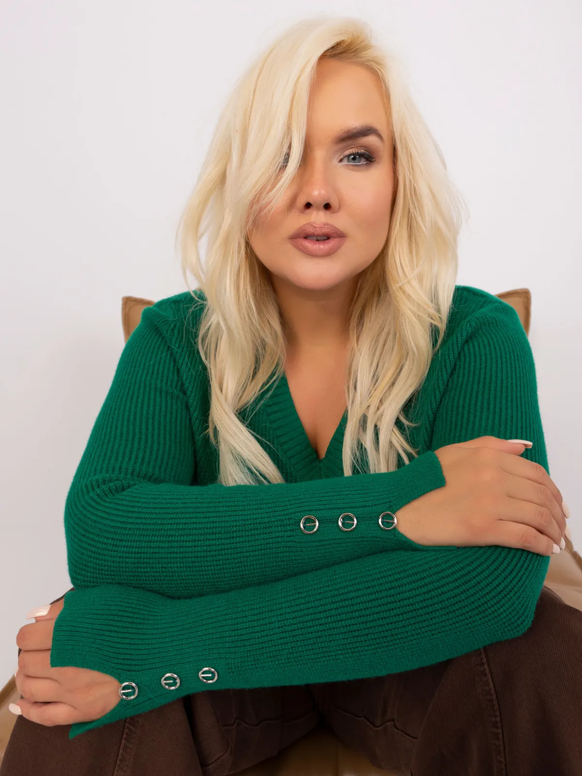 Jasnobeżowy damski sweter plus size z dekoltem V - zdjęcie 1