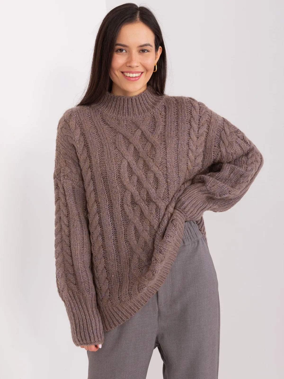Granatowy dzianinowy sweter z warkoczami - zdjęcie 3