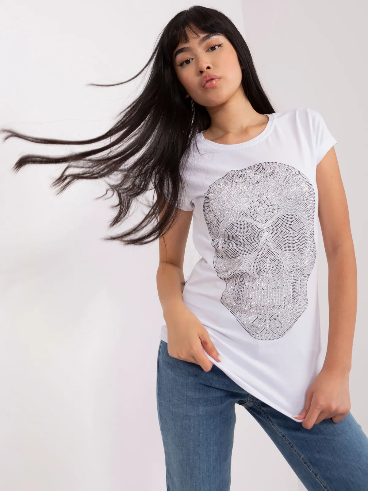 Beżowy dopasowany t-shirt z aplikacją z dżetów - zdjęcie 3