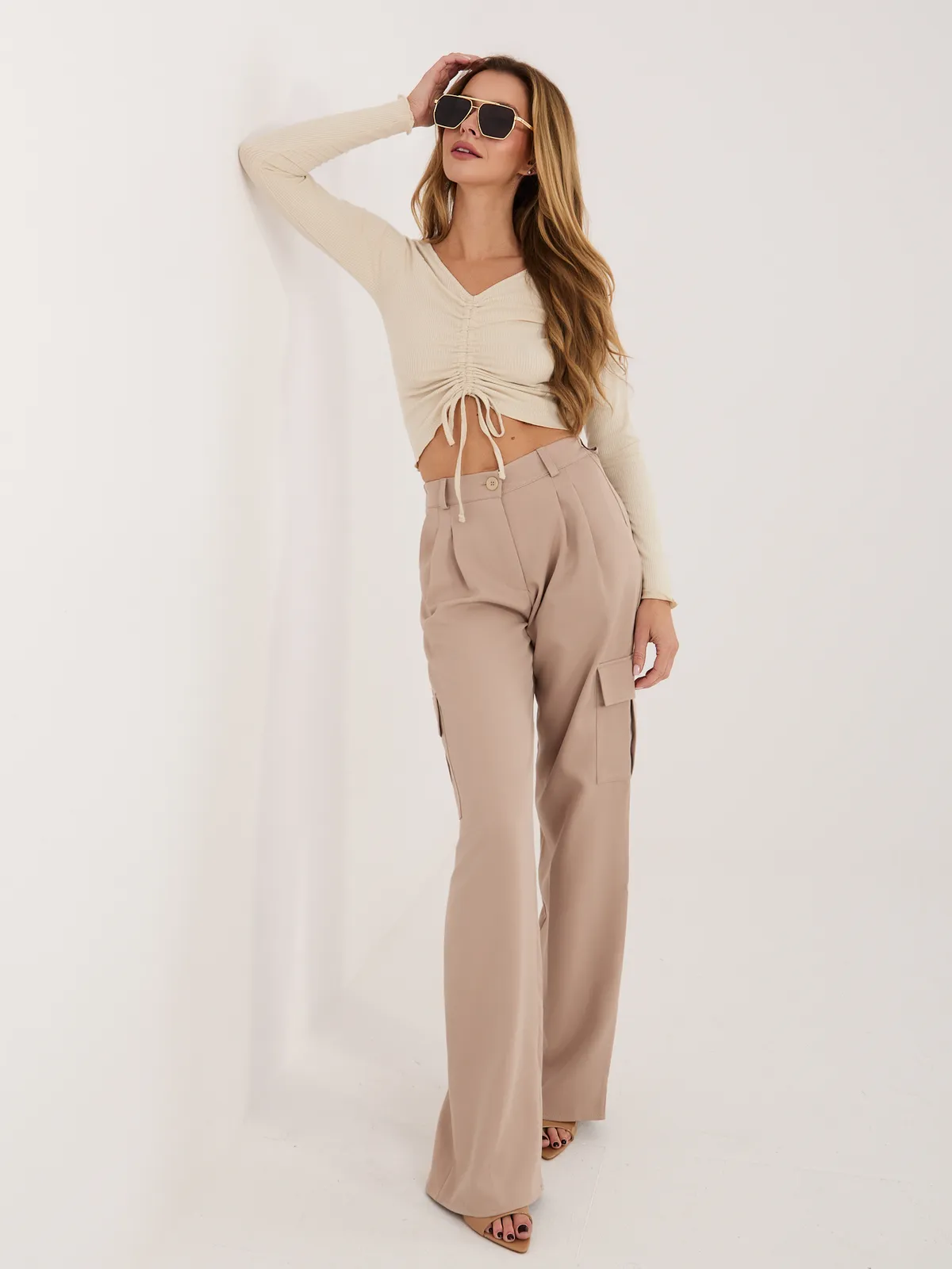 Krótki crop top z wiązaniem na przodzie - zdjęcie 5