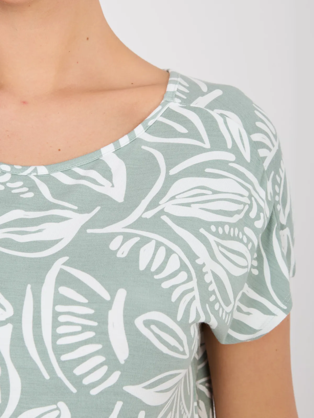 T-shirt z roślinnym nadrukiem w stylu casual - zdjęcie 3
