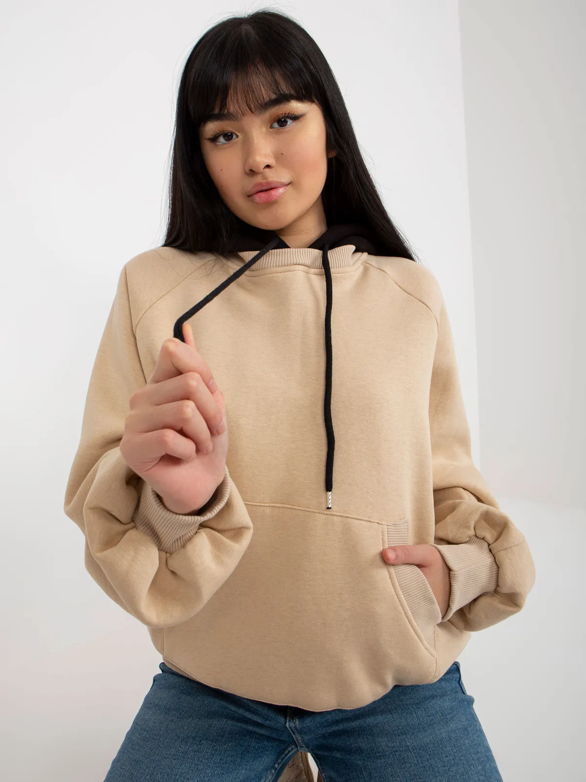 Beżowo-czarna luźna dresowa bluza basic z kapturem - zdjęcie 5
