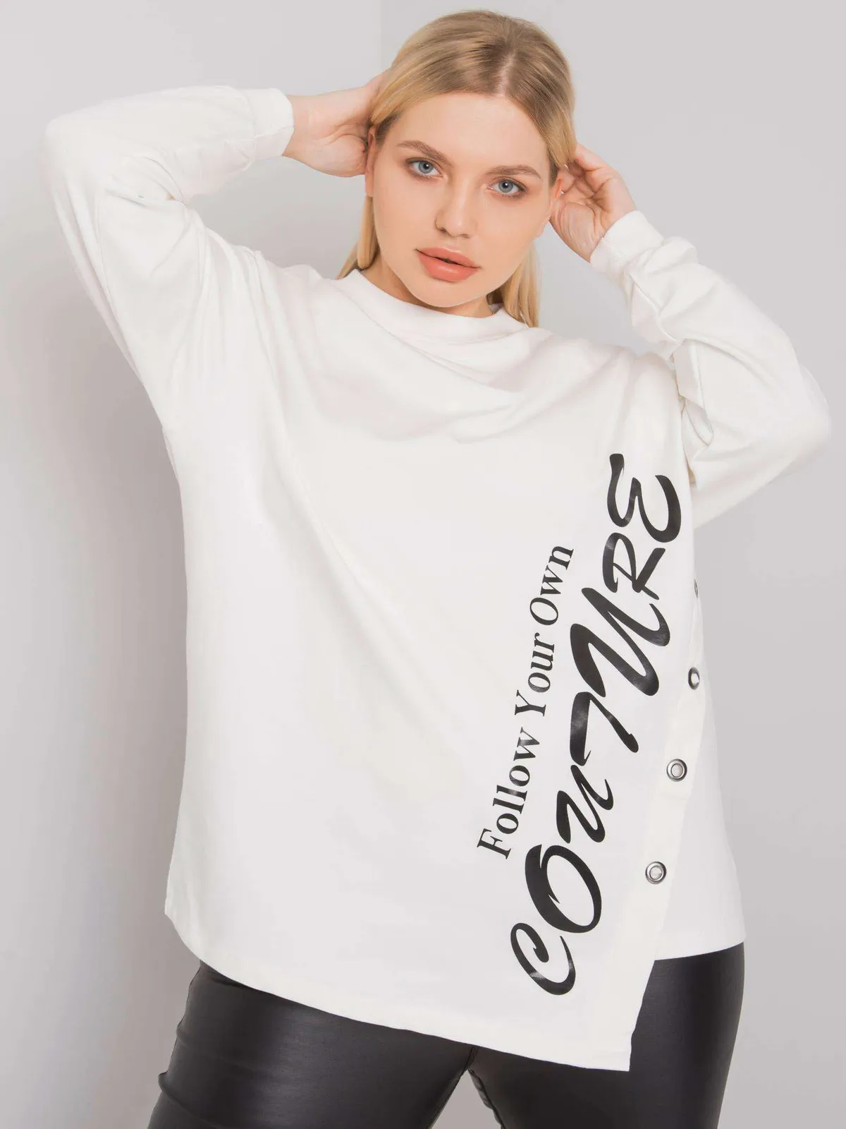 Szara melanżowa bluzka plus size z napisem - zdjęcie 4